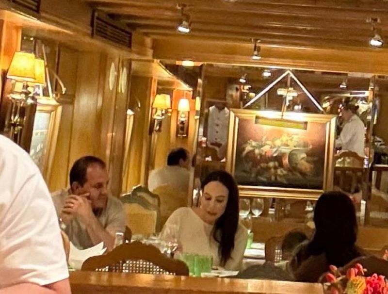 Cuauhtémoc Blanco comiendo en exclusivo restaurante de Barcelona, España.