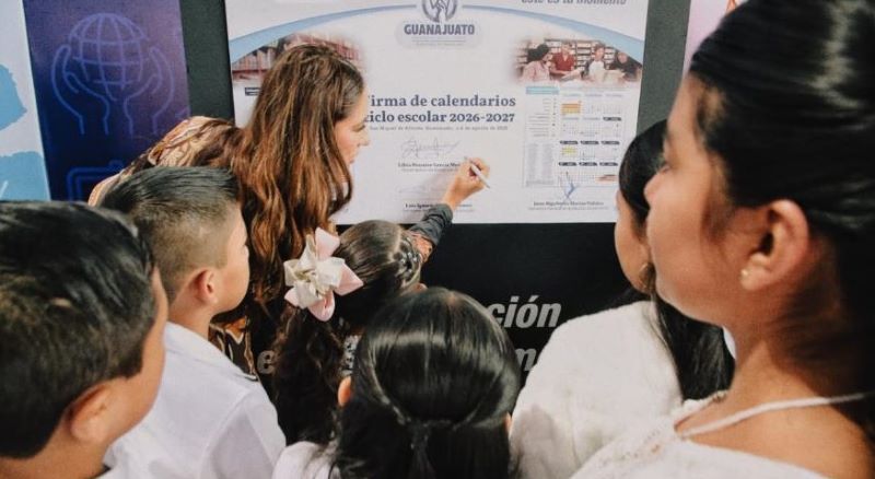 Firma de calendarios escolares 2026-2027.