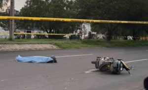 Motociclista muerto