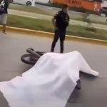 Instantánea muerte de motociclista al chocar contra otra moto y arrollarlo un tráiler
