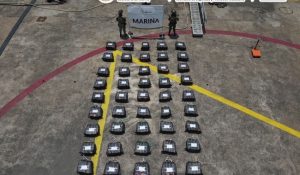 Paquetes con droga asegurados en alta mar.
