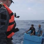 Elementos de la Armada de México rescataron a dos pescadores en aguas del Pacífico, a más de 240 kilómetros de la costa de Chiapas