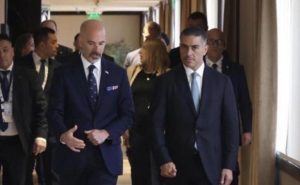 Terry Cole y Omar García Harfuch.