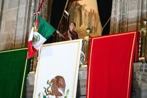 Claudia 15 ondea la bandera