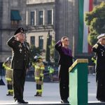 Claudia Sheinbaum encabeza izamiento de bandera a media asta en memoria de las víctimas de los sismos de 1985 y 2017