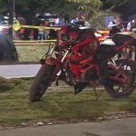 Motociclista muere al derrapar la motocicleta que conducía a exceso de velocidad y estrellarse contra división metálica 