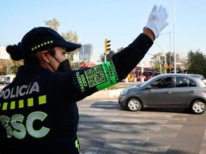 Mujer policía de tránsito de la Ciudad de México.