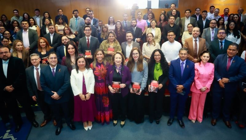 Presentó libro.