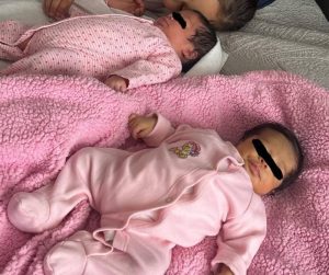 Renata y Emilia, las gemelas que nacieron a las 33 semanas de gestación.