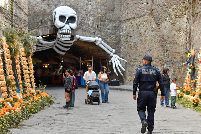 Adornos de la calle subterránea por el Día de Muertos.