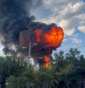 Aspecto del incendio en la bodega de productos químicos y solventes en León 1.