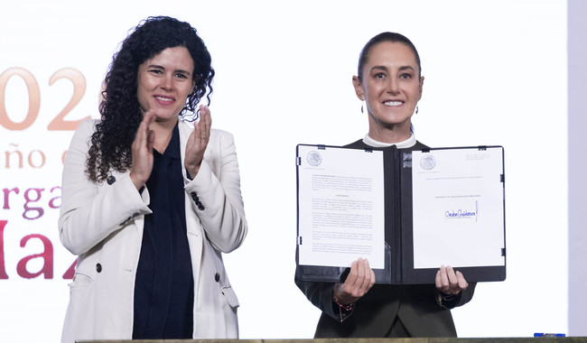 Claudia Sheinbaum firmó decreto de entornos digitales seguros para niñas niños y adolescentes.