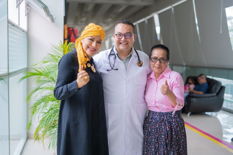 El doctor Bueno con las señoras Alejandra y Alma.