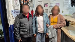 La adolescente con sus padres.