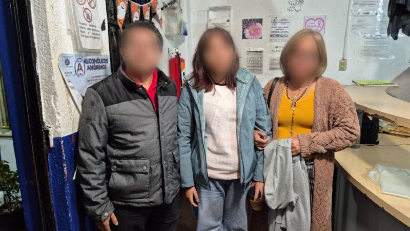 La adolescente con sus padres.
