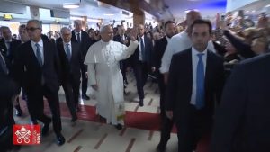 Momento en que el Papa León XIV ingresa al hospital Gemelli