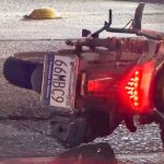 Motociclista choca por alcance contra coche, al caer al suelo lo atropella y mata camión repartidor de cilindros de gas