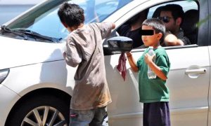 Niño limpia parabrisas