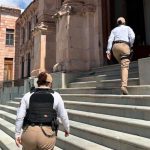 Ante la aparición de mensajes amenazantes en la Escuela Normal de Guanajuato, policías municipales mantienen presencia en ella