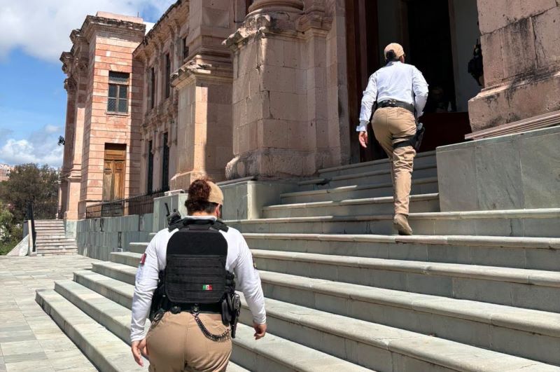 Policías en la Escuela Normal de Guanajuato.