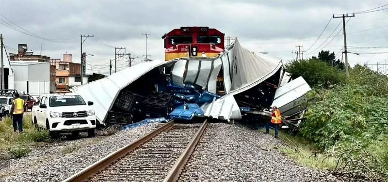 Tráiler impactado por el tren en Celaya.