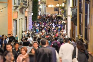 Turistas y visitantes durante el FIC en Guanajuato capital.