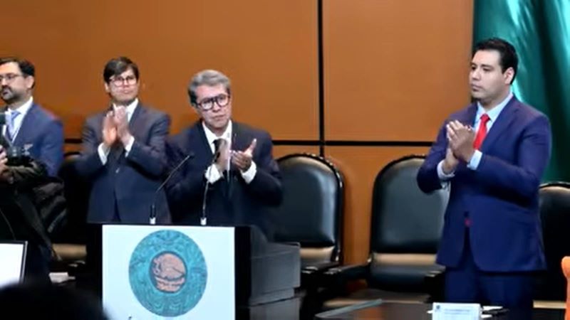 Un minuto de aplausos en memora de Cuauhtémoc Cárdenas en la Cámara de Diputados.