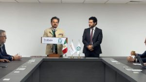 Zoé Robledo anuncia el incremento salarial al personal del IMSS.